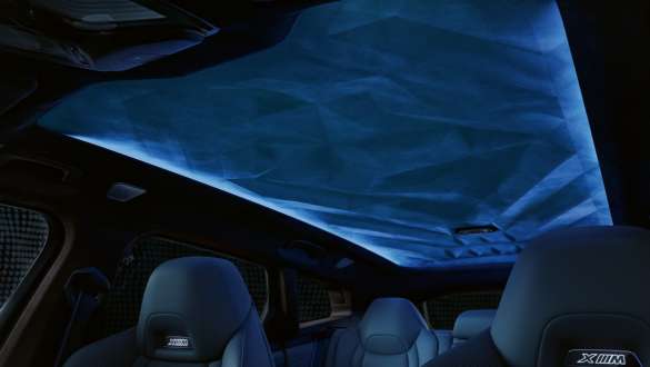 BMW XM - osvetljena obloga krova